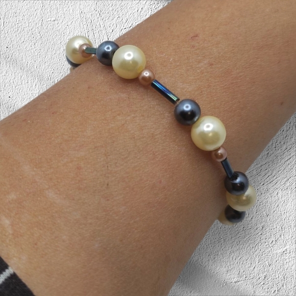 Cream and Black Pearl Bracelet with Elegant Two-Tone Design - Picture 1 of 6